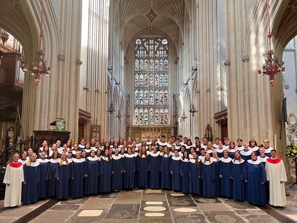 Jugendkantorei der Braunschweiger Domsingschule in der Bath Abbey (Wird bei Klick vergrößert)