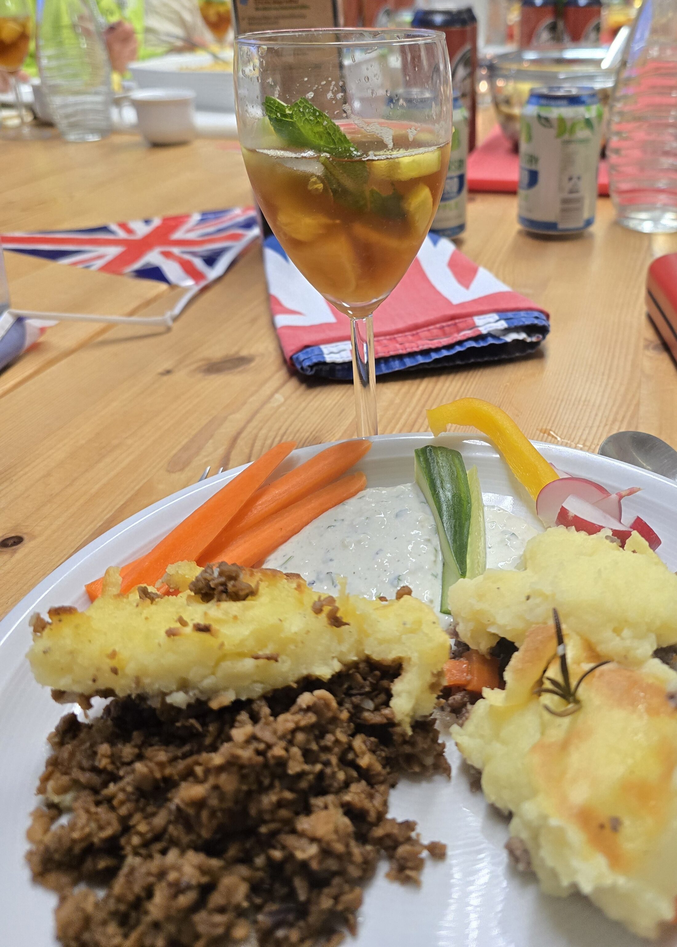 Cottage Pie mit Cottages Cheese Dip und Pimm`s Bowle (Wird bei Klick vergrößert)