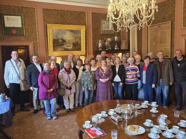 Bürgermeisterin Michelle O’Doherty empfängt die Reisegruppe aus Braunschweig und Salzgitter in der Guildhall in Bath. (Wird bei Klick vergrößert)