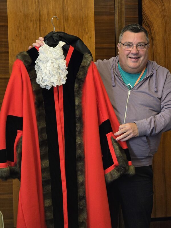 Councillor Kevin Small präsentiert die offizielle Bürgermeister-Robe in Swindon. (Wird bei Klick vergrößert)