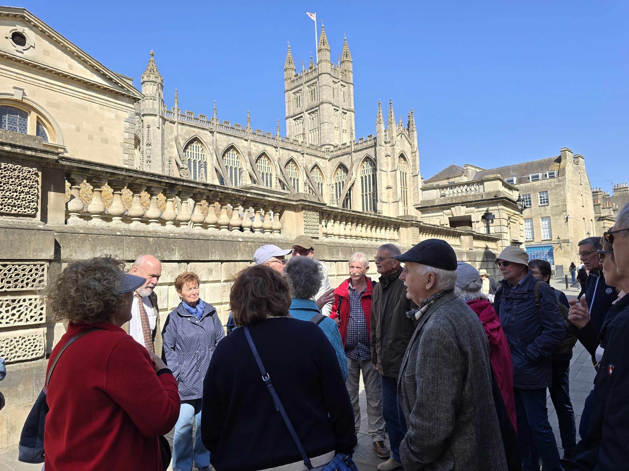 Stadtführung in Bath mit den Römischen Bädern und der Bath Abbey im Hintergrund. (Wird bei Klick vergrößert)