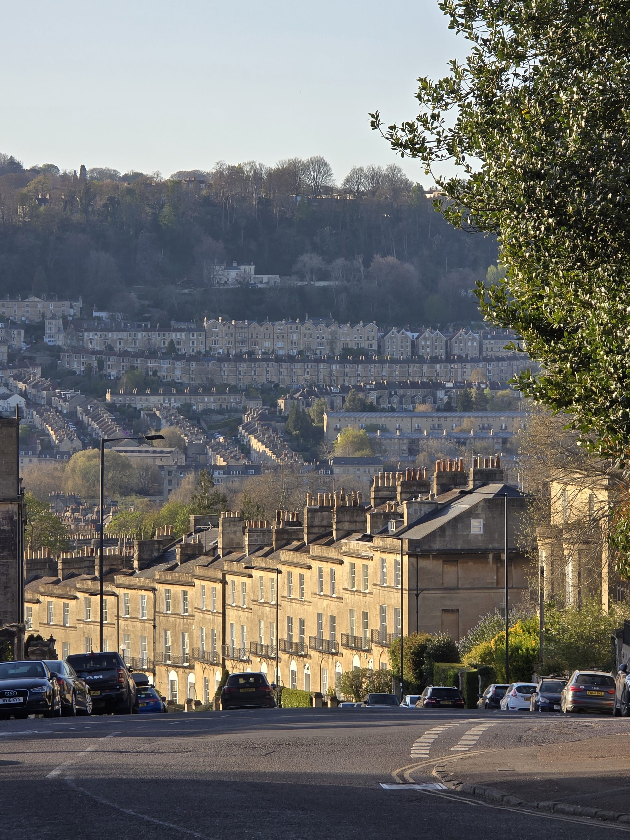 Die meisten Häuser in Bath sind aus dem lokalen, goldfarbenen Bath Stone gebaut. (Wird bei Klick vergrößert)