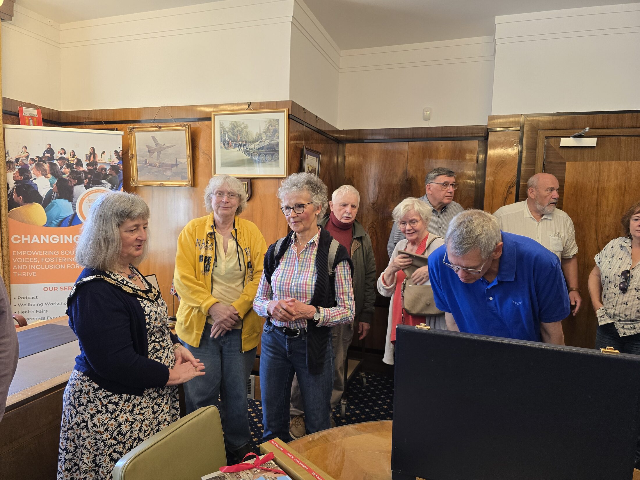 Die stellvertretende Bürgermeisterin Fay Howard begrüßt die Gästegruppe im Rathaus in Swindon. (Wird bei Klick vergrößert)