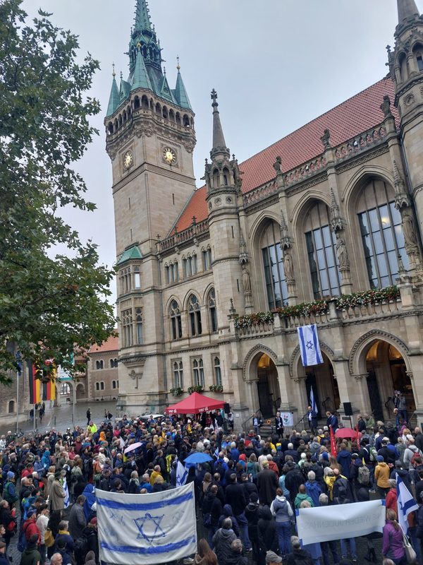 Rund 400 Bürgerinnen und Bürger versammelten sich auf dem Platz der Deutschen Einheit. (Wird bei Klick vergrößert)