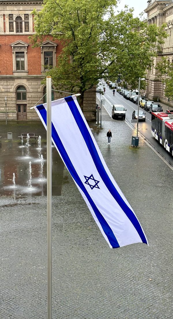Entwendete Israel-Fahne vor dem Rathaus. (Wird bei Klick vergrößert)