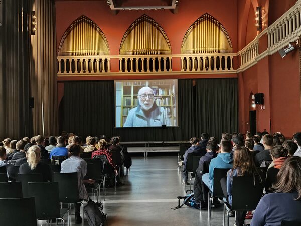 Uri Themal live aus Kiryat Tivon in der Aula des Wilhelmgymnasiums (Wird bei Klick vergrößert)