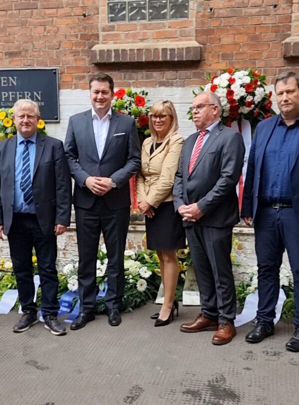 Ratsmitglied Thorsten Wendt, Oberbürgermeister Dr. Thorsten Kornblum, Oberbürgermeisterin Simone Borris, Ratsvorsitzender Frank Graffstedt, Leiter des Stadtarchivs Braunschweig Dr. Henning Steinführer in der Gedenkstätte am Moritzplatz (Wird bei Klick vergrößert)