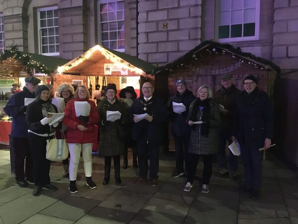 Bürgermeister Rob Appleyard und Mitglieder der BBTA und der Bath German Society singen deutsche Weihnachtslieder. (Wird bei Klick vergrößert)