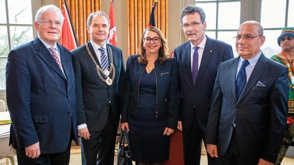 Ehrenbürger Gerhard Glogowski, Ministerpräsident a. D., Oberbürgermeister Ulrich Markurth, die tunesische Konsulin Sonia Ben Amor, Christoph Unger, Präsident des Bundesamtes für Bevölkerungsschutz und Katastrophenhilfe (BBK), der Bürgermeister von Sousse Dr. Mohamed Ikbel Khaled (von links) (Wird bei Klick vergrößert)