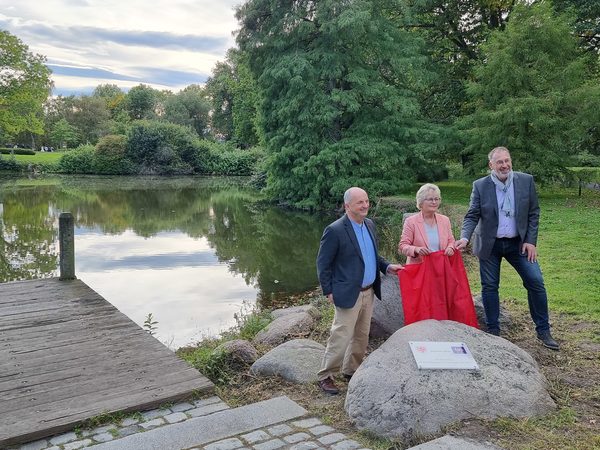 Andreas Heinrich, Vice President of the German-Chinese Society Braunschweig e.V., Mayor Annegret Ihbe and City Councillor Holger Herlitschke unveiling the "Zhuhai Embankment" sign. (Zoom on click)