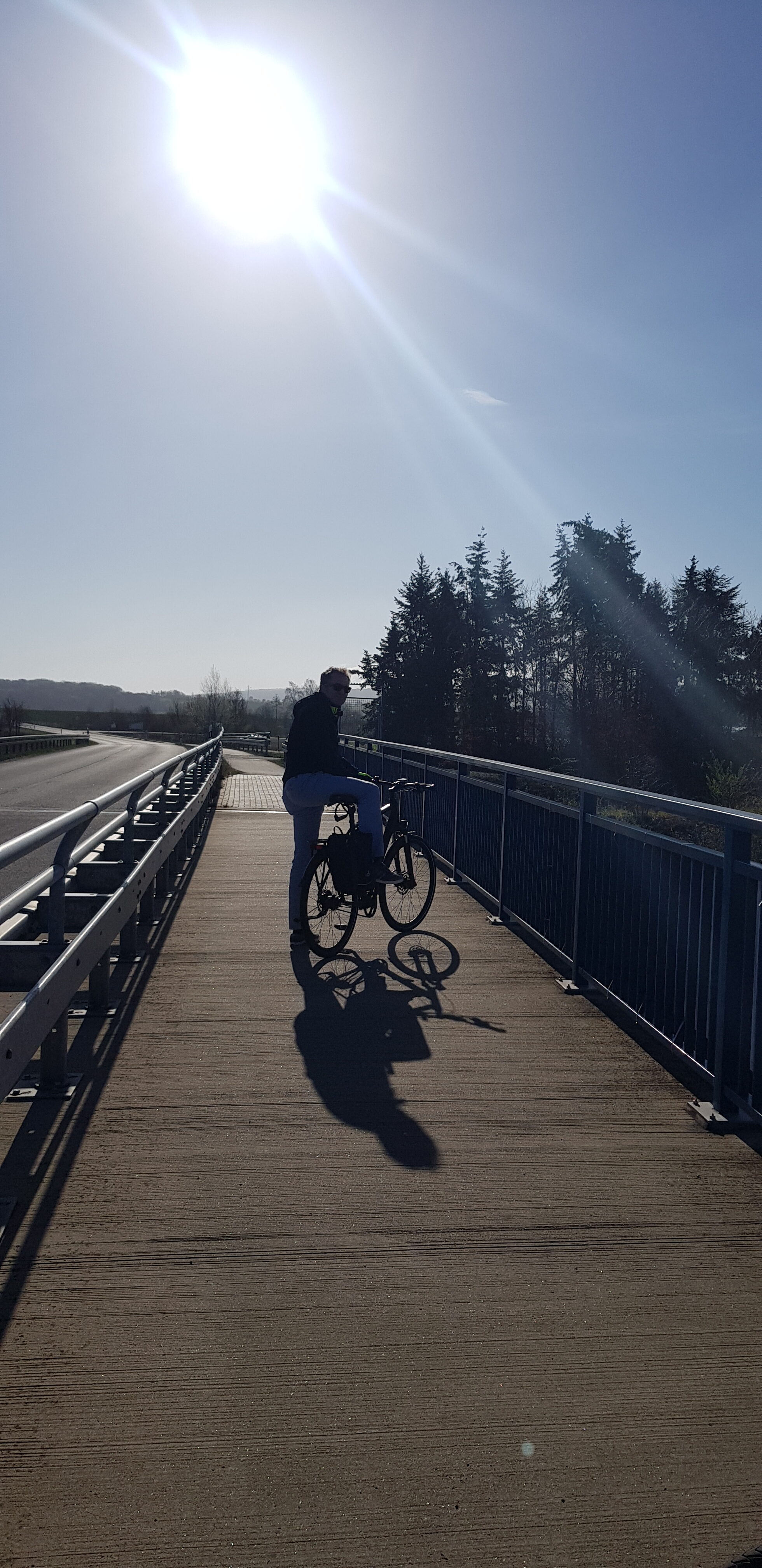 Der Städtepartnerschaftsradweg führt über die Autobahnbrücke zwischen Schandelah und Gardessen (Wird bei Klick vergrößert)