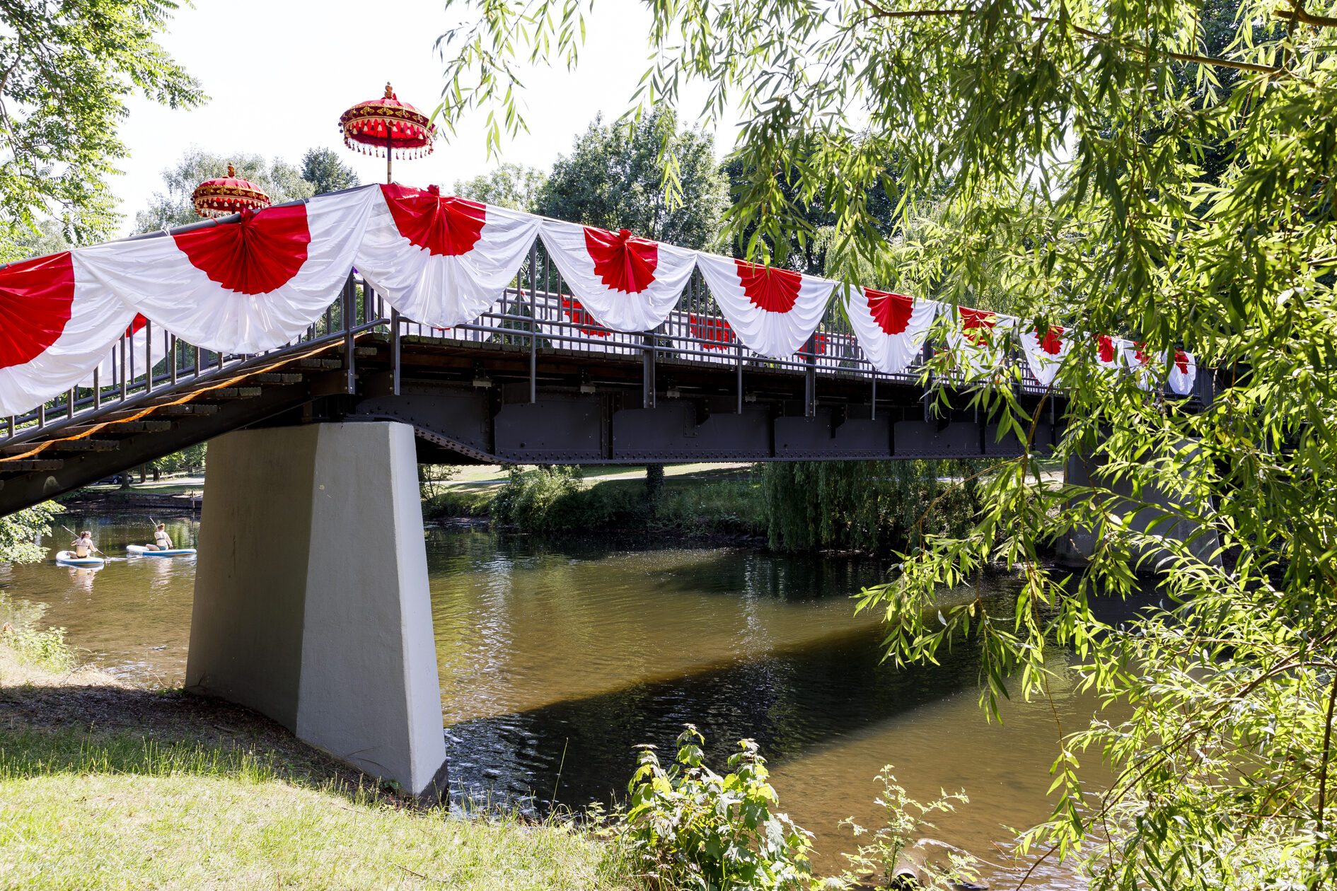 Die in den Farben Indonesiens geschmückte Brücke (Zoom on click)