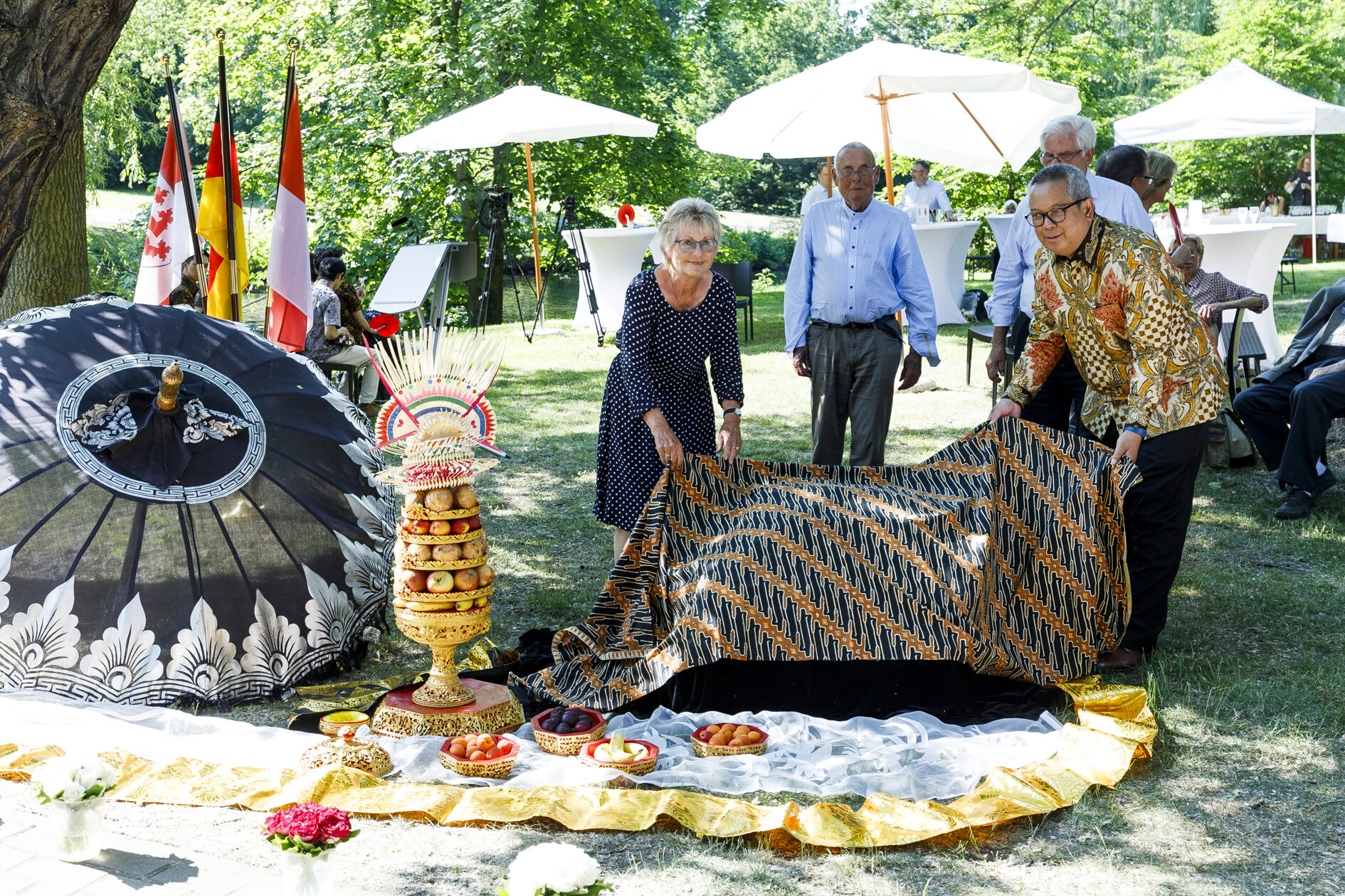 Frau Bürgermeisterin Ihbe, Herr Wolfgang Sehrt (Mitte) und Herr Generalkonsul Ardian Wicaksono enthüllen den Findling mit dem Namen der Brücke (Wird bei Klick vergrößert)