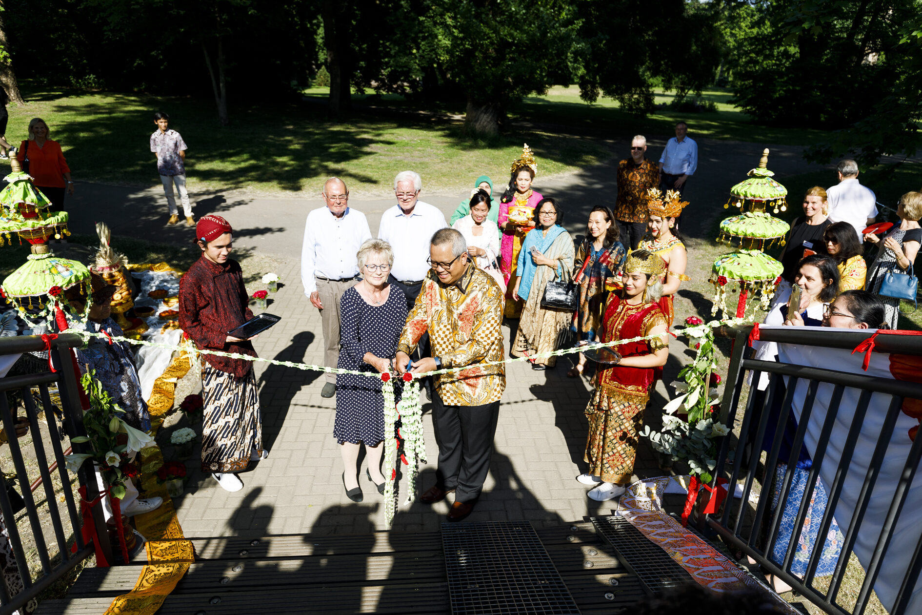 Frau Bürgermeisterin Ihbe und Herr Generalkonsul Wicaksono durchschneiden das Blumenband zur Brücke (Zoom on click)