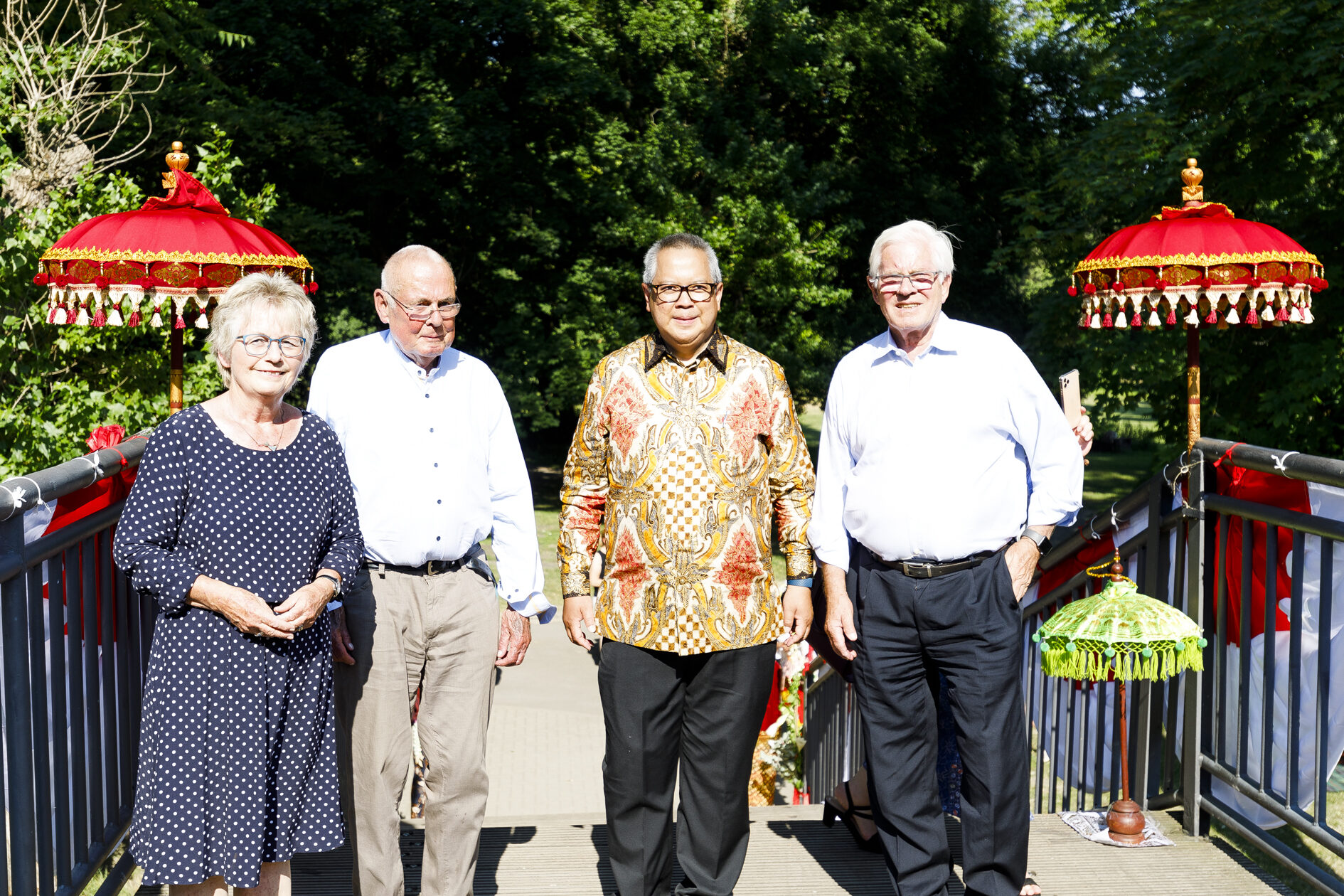 Frau Bürgermeisterin Ihbe, Herr Wolfgang Sehrt, Herr Generalkonsul Aridan Wicaksono, Herr Ehrenbürger und Ministerpräsident a. D. Gerhard Glogowski auf der Bandungbrücke (Zoom on click)