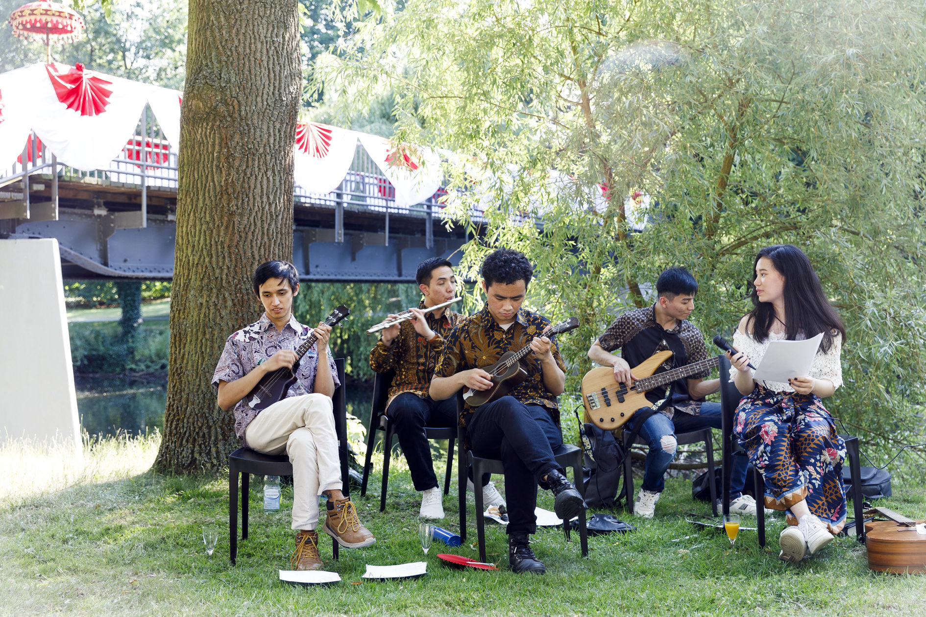 Die Musikgruppe spielt traditionelle indonesische Kroncong-Musik