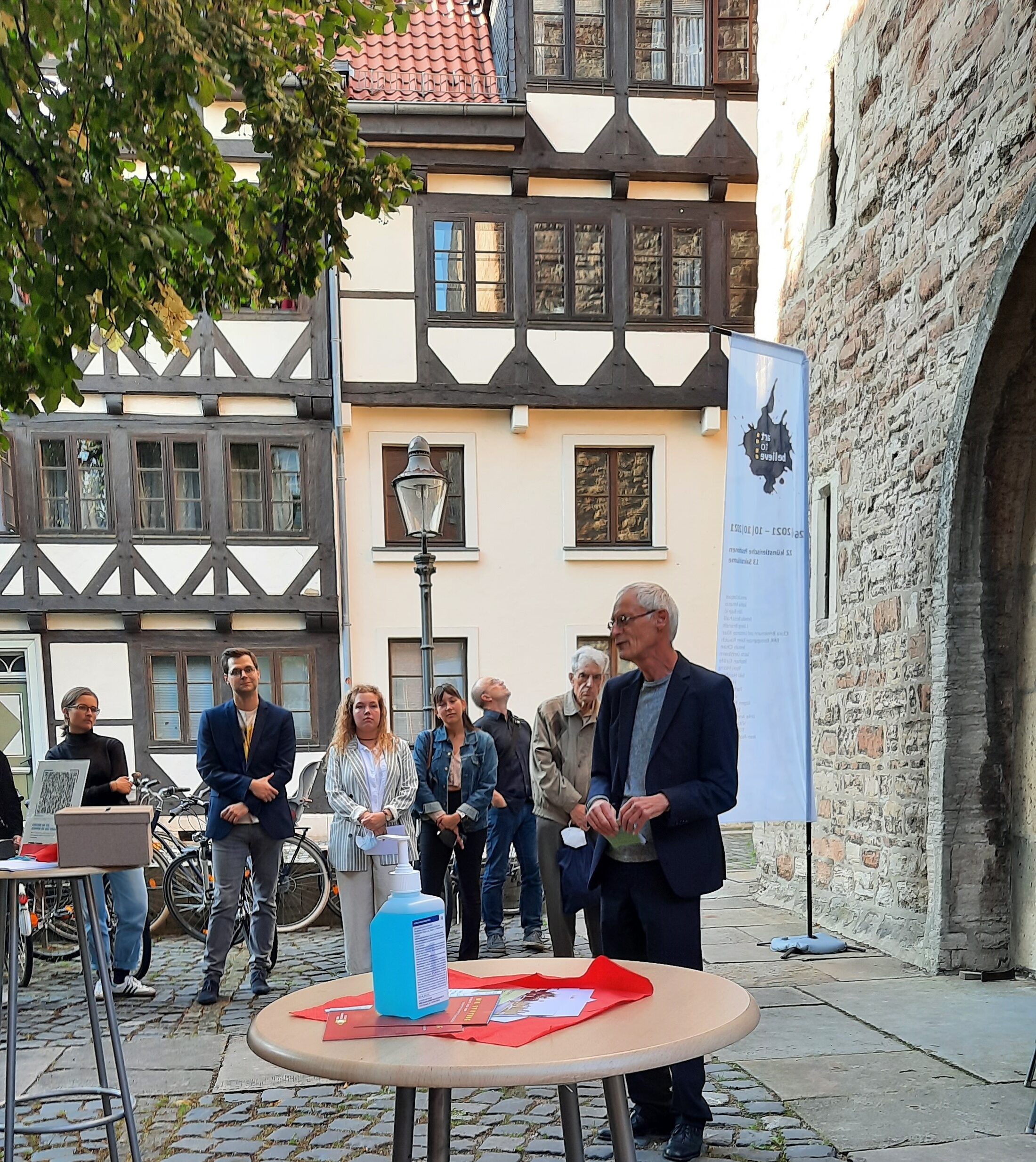 Herr Pfarrer Welge begrüßt die Gäste der Ausstellung vor der Kirche. (Wird bei Klick vergrößert)