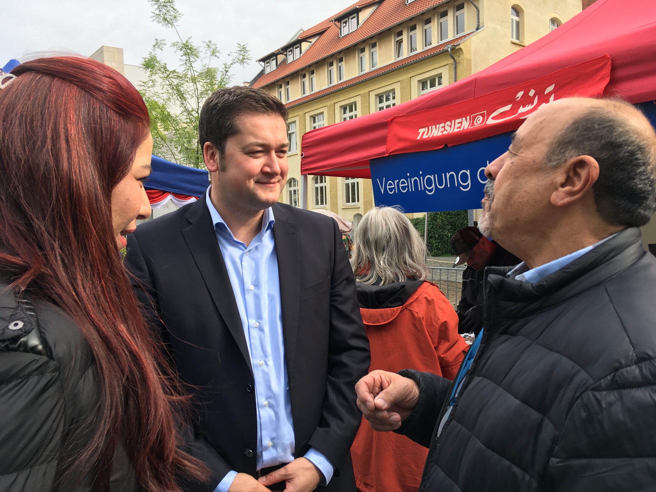 Kawther Mehdoui und der Oberbürgermeister mit Mohamed Khalgui von der Vereinigung der Tunesier in Deutschland e. V. (Zoom on click)