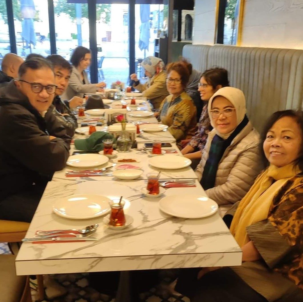Mit Mitgliedern der Deutsch-Indonesischen Gesellschaft beim Teetrinken (Wird bei Klick vergrößert)