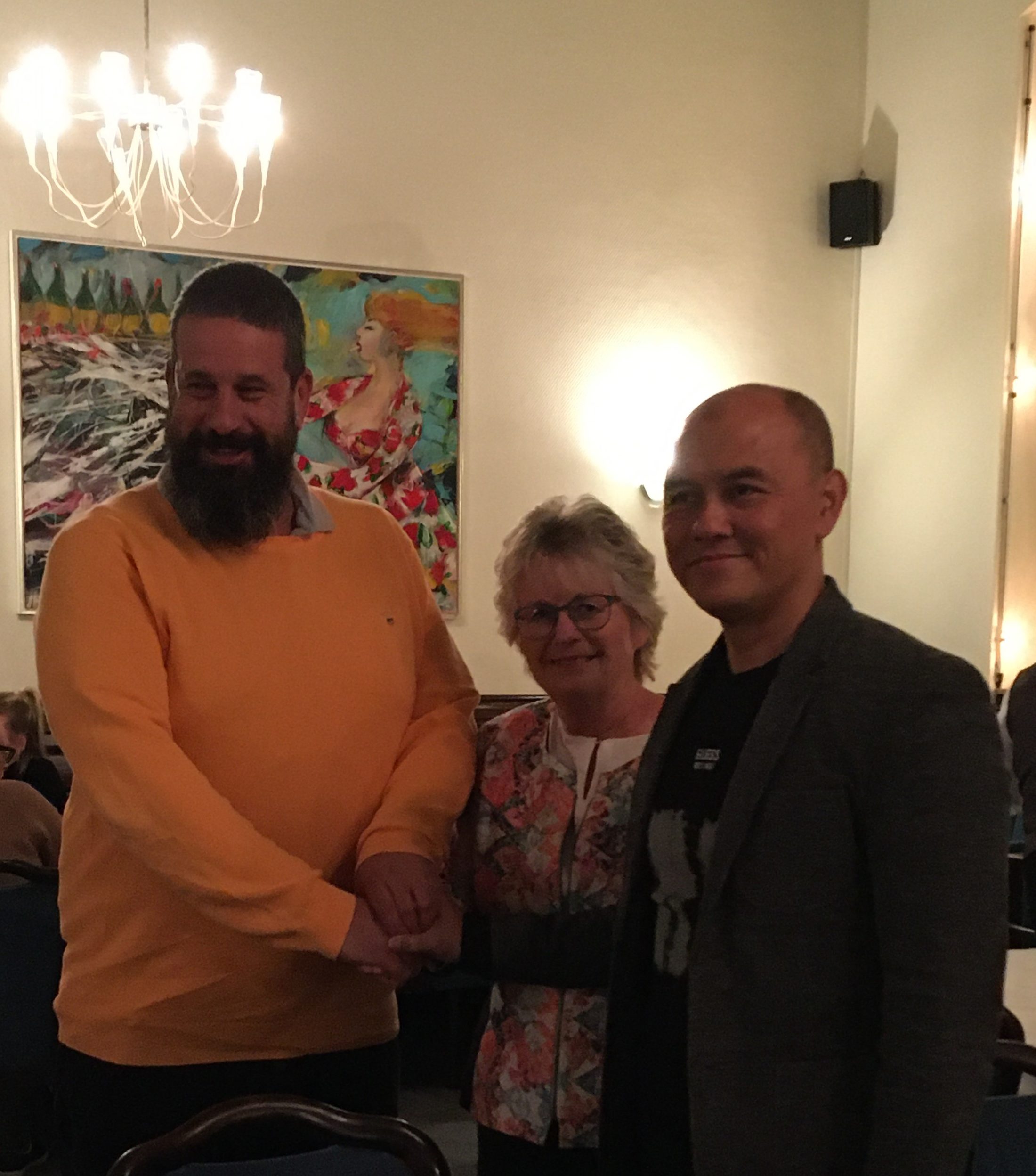Delegationsleiter Edwin Senjaya (rechts) mit Bürgermeisterin Annegret Ihbe und Yoram Yerushalmi, der zeitgleich aus der israelischen Partnerstadt Kiryat Tivon in Braunschweig zu Gast war, beim Abendessen (Wird bei Klick vergrößert)