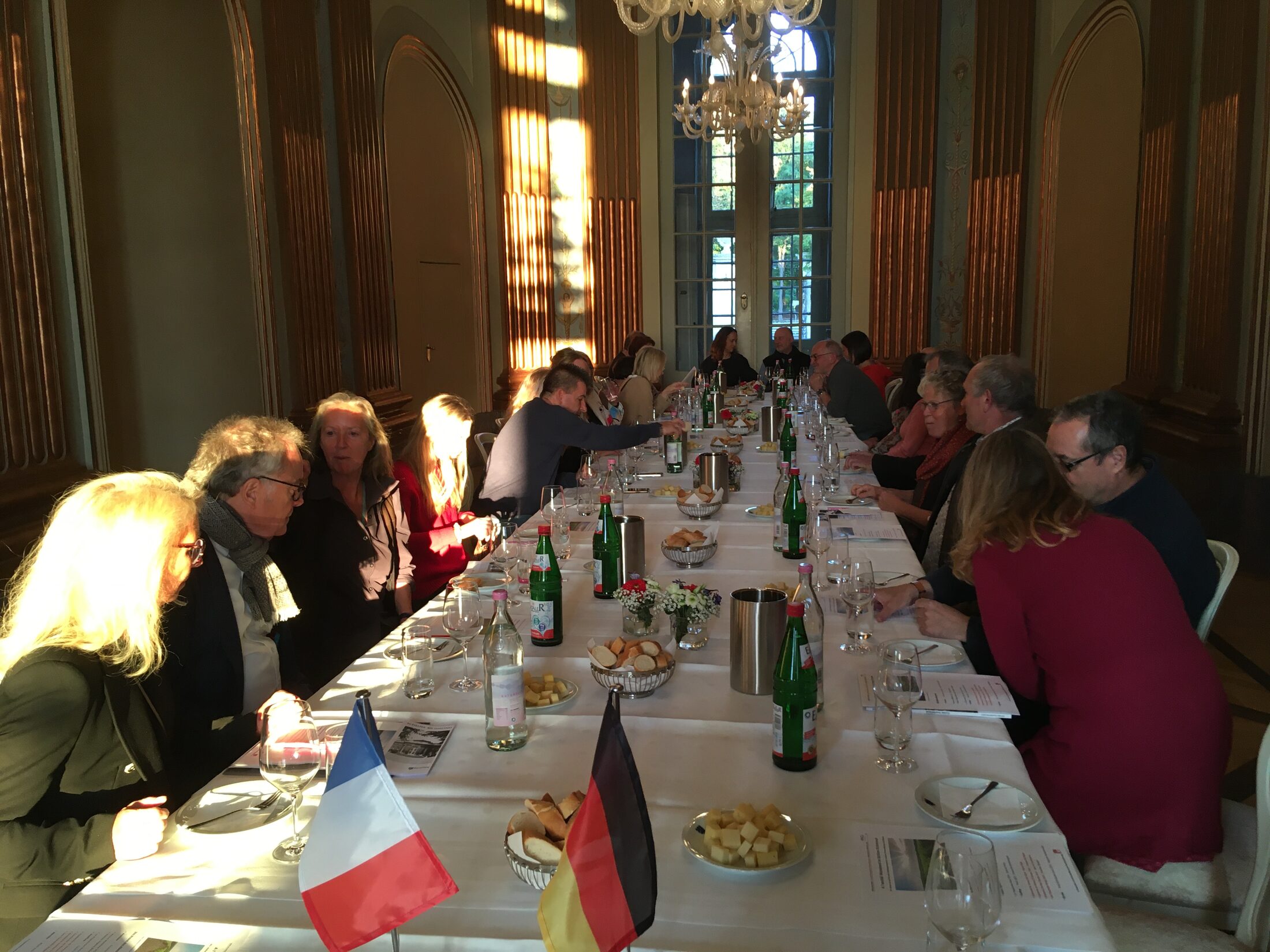 Zu den Weinspezialitäten in Weiß, Rosé und Rot wurden Brot, Käse und Wasser gereicht. (Wird bei Klick vergrößert)