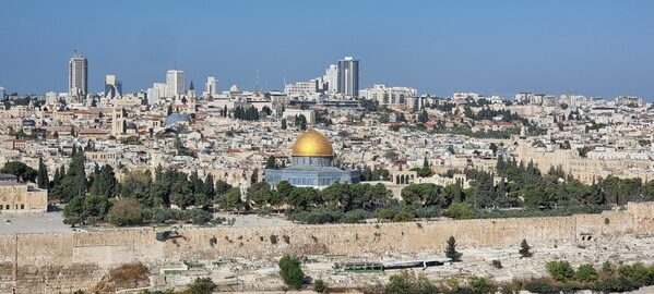 Jerusalem vom Ölberg gesehen: vorn der Jüdische Friedhof, an der Mauer der muslimische Friedhof, dahinter die Mauer des Tempelbezirks; auf dem Tempelplateau der Felsendom mit der goldenen Kuppel, links die Al-Aqsa Moschee; dahinter die Altstadt und die Neustadt (Wird bei Klick vergrößert)