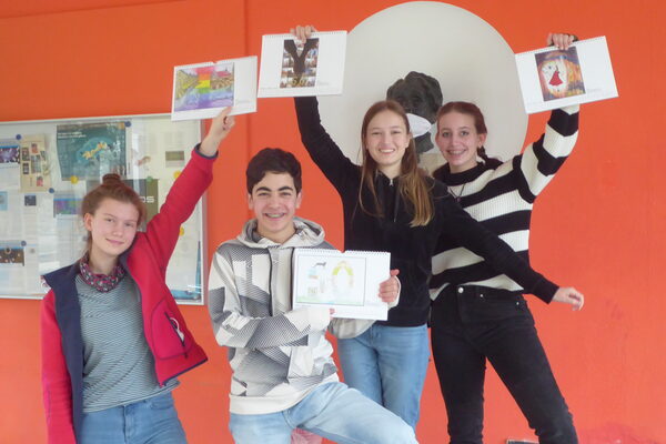 Lola, Ruben, Rhea und Elise bei der Übergabe der Kalender in der Ricarda-Huch-Schule (Zoom on click)