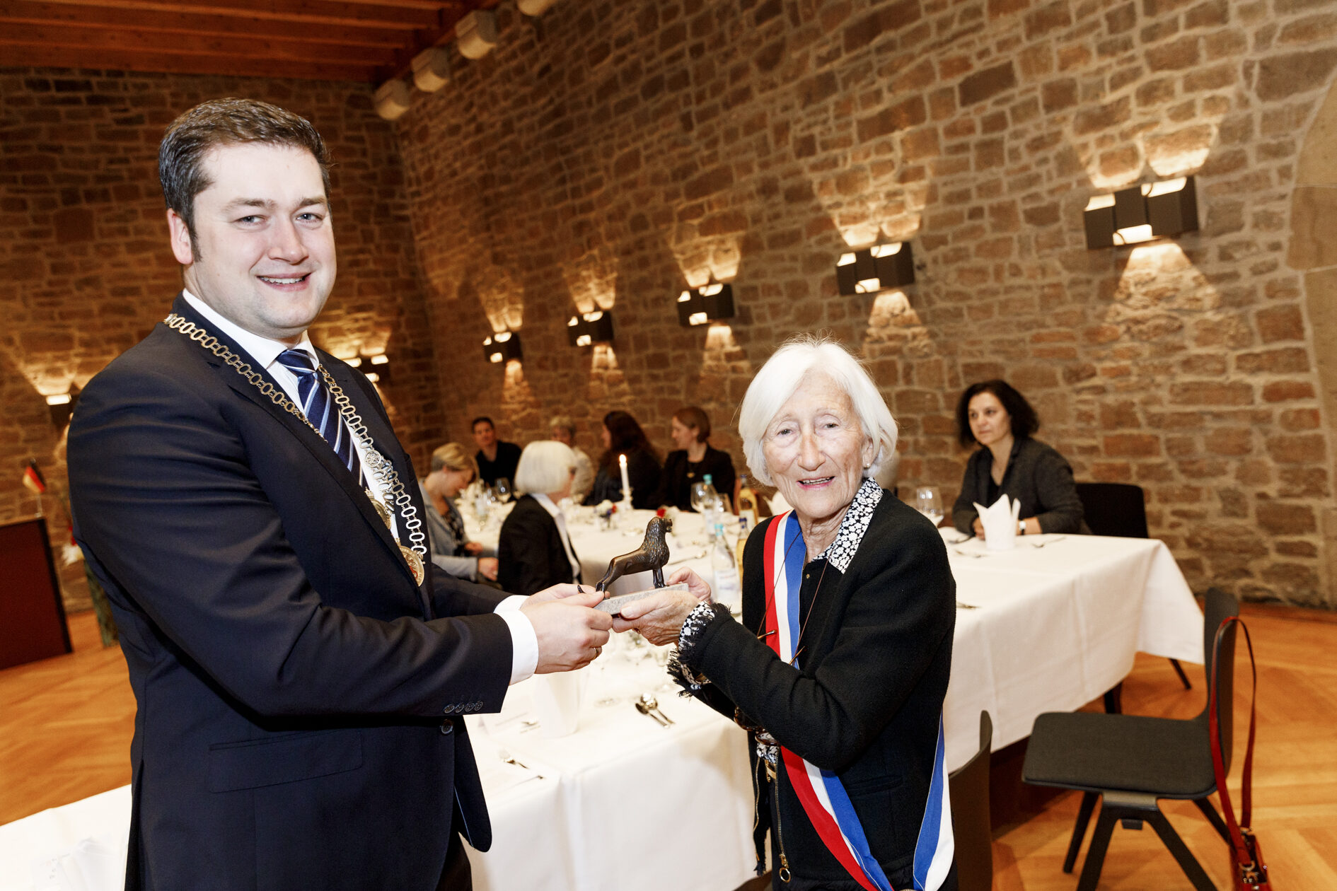 Oberbürgermeister Dr. Kornblum mit der Leiterin der Delegation Marie-Chantal Barbusse (Wird bei Klick vergrößert)