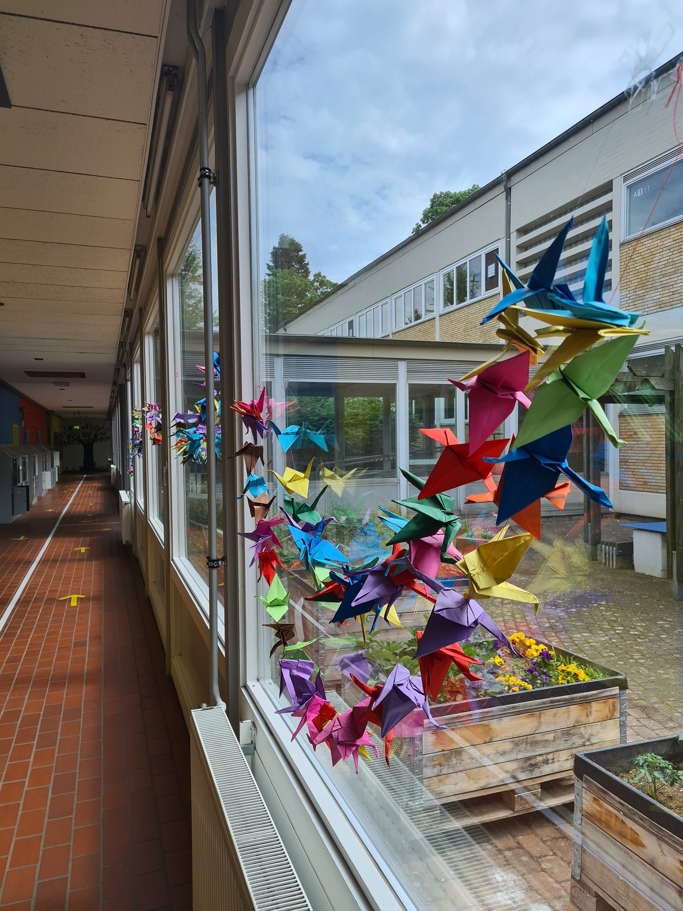 Gebastelte Kraniche an der Grundschule Veltenhof (Wird bei Klick vergrößert)