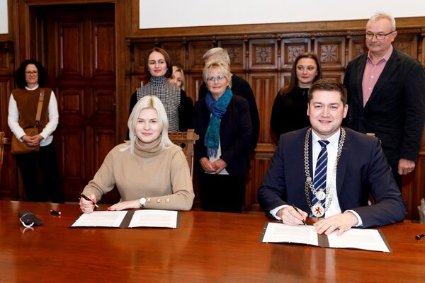 Kateryna Voznenko, stellvertretende Bürgermeisterin von Bila Zerkwa und Dr. Thorsten Kornblum, Oberbürgermeister der Stadt Braunschweig bei der Vertragsunterzeichnung im Rathaus. (Zoom on click)