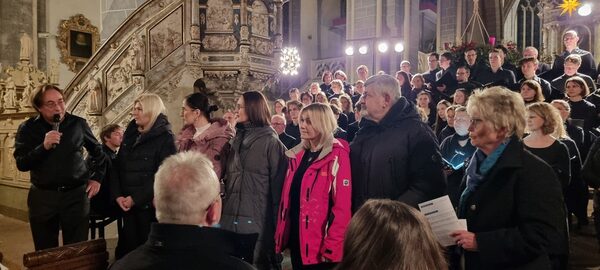 Chorleiter Matthias Stanze und Bürgermeisterin Annegret Ihbe mit der Delegation aus Bila Zerkwa (Zoom on click)