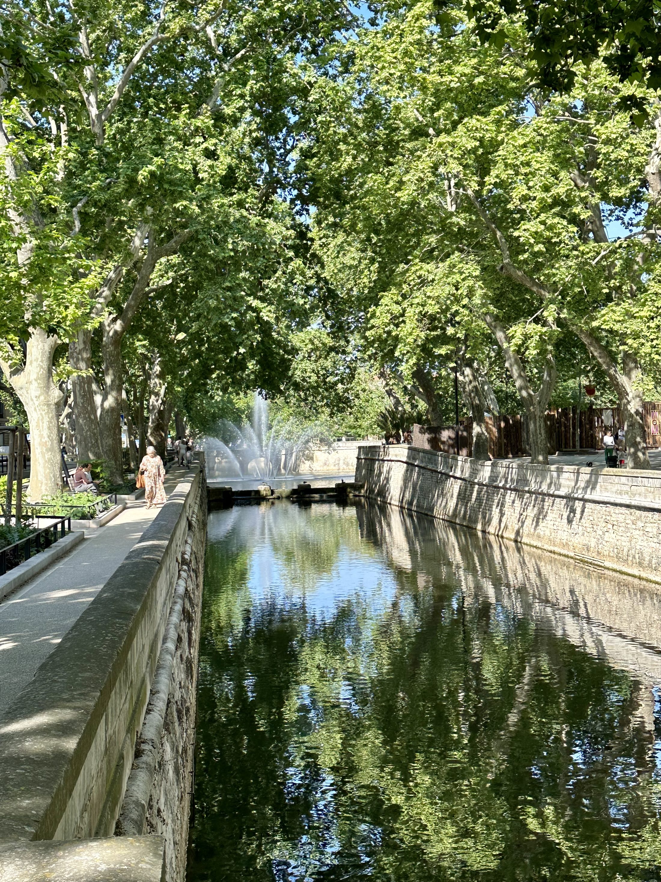Der Kanal Quai de la Fontaine bringt das Wasser der Quelle im Jardin de la Fontaine in die Stadt Nîmes. (Wird bei Klick vergrößert)