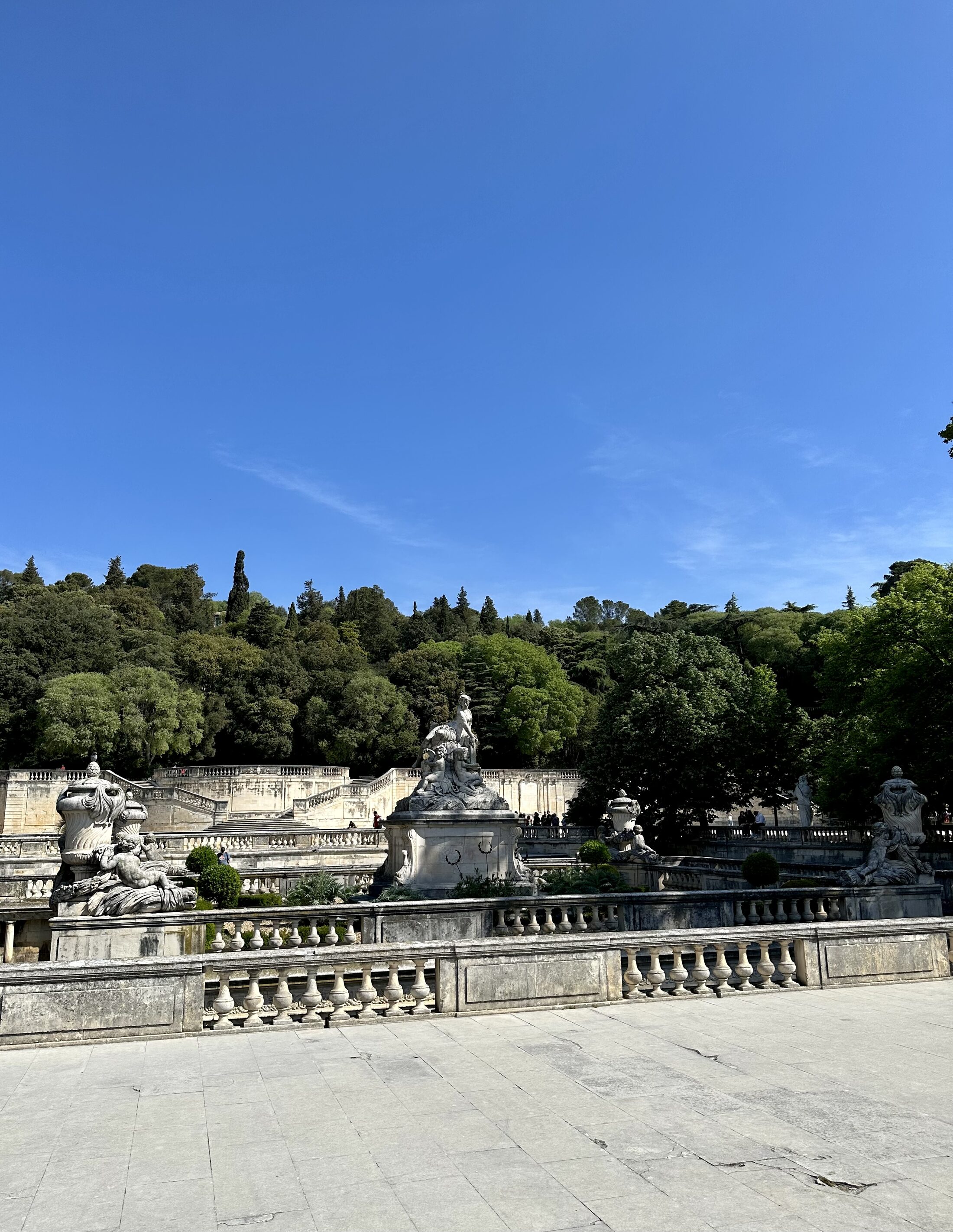 Die Jardins de la Fontaine zählen zu den ersten öffentlichen Parks Europas. (Wird bei Klick vergrößert)