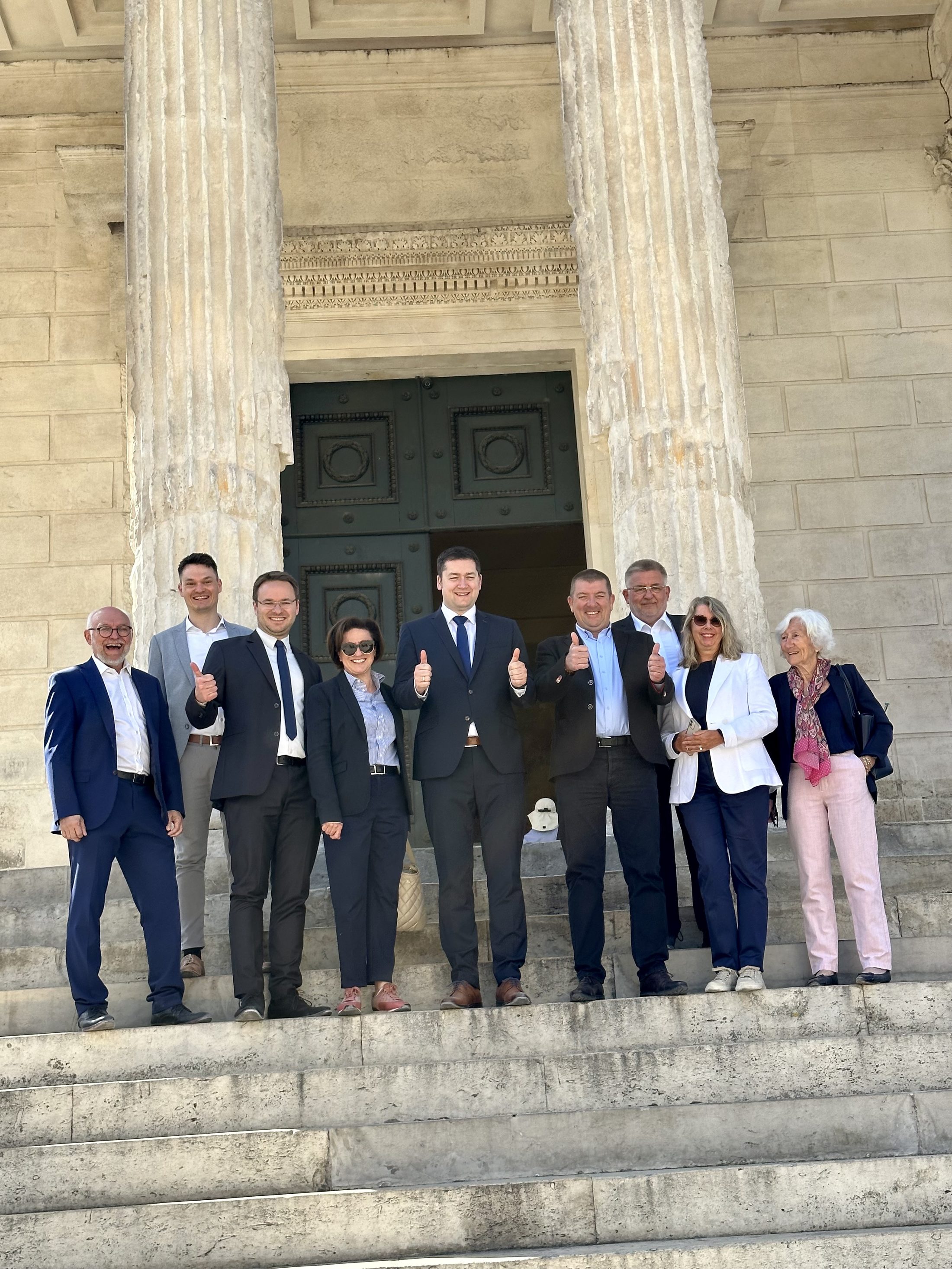 Die Delegation mit den Gastgeberinnen und Gastgebern vor dem Tempel Maison Carré, mit dem sich Nîmes um den Status als Unesco-Weltkulturerbe bewirbt (Zoom on click)