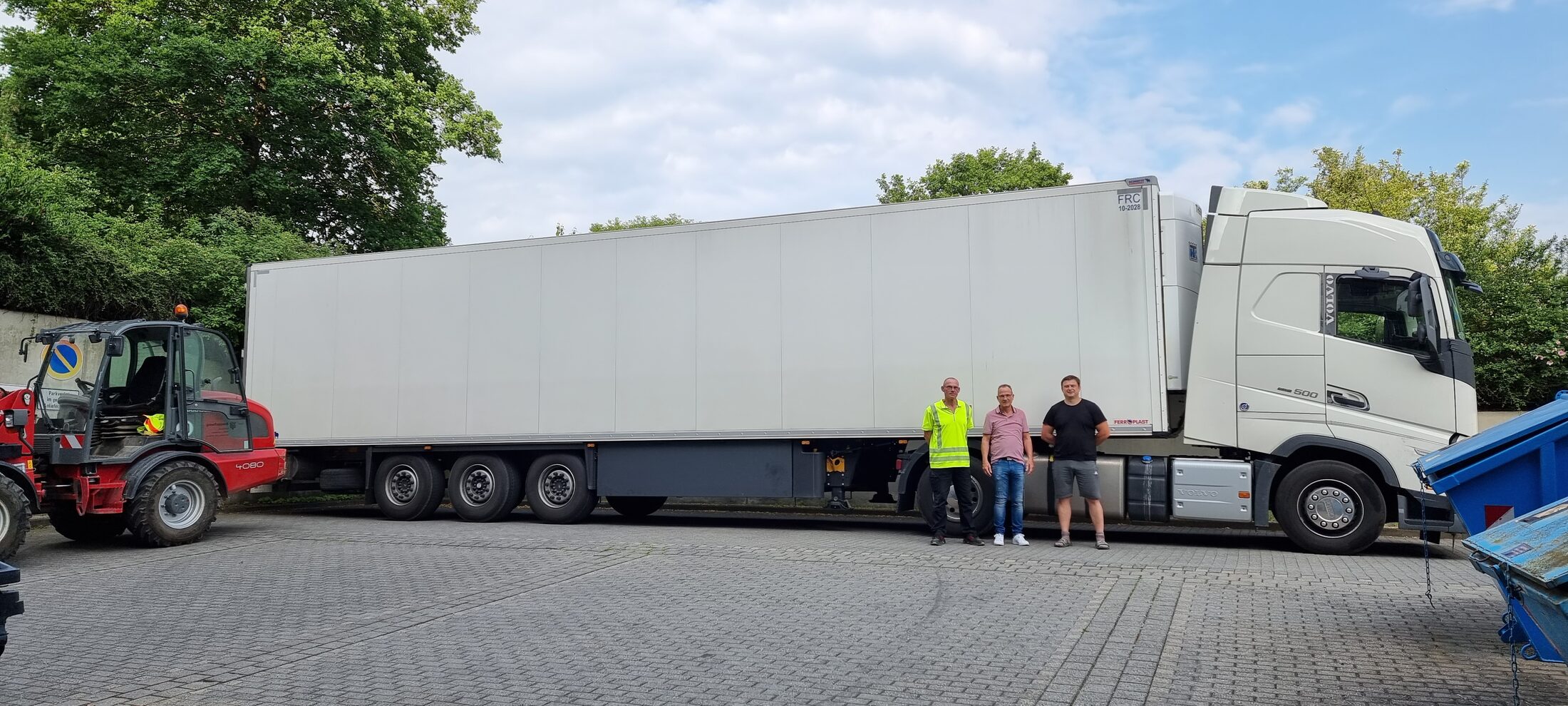 Eine Lkw Ladung mit gespendeter Hardware. (Wird bei Klick vergrößert)