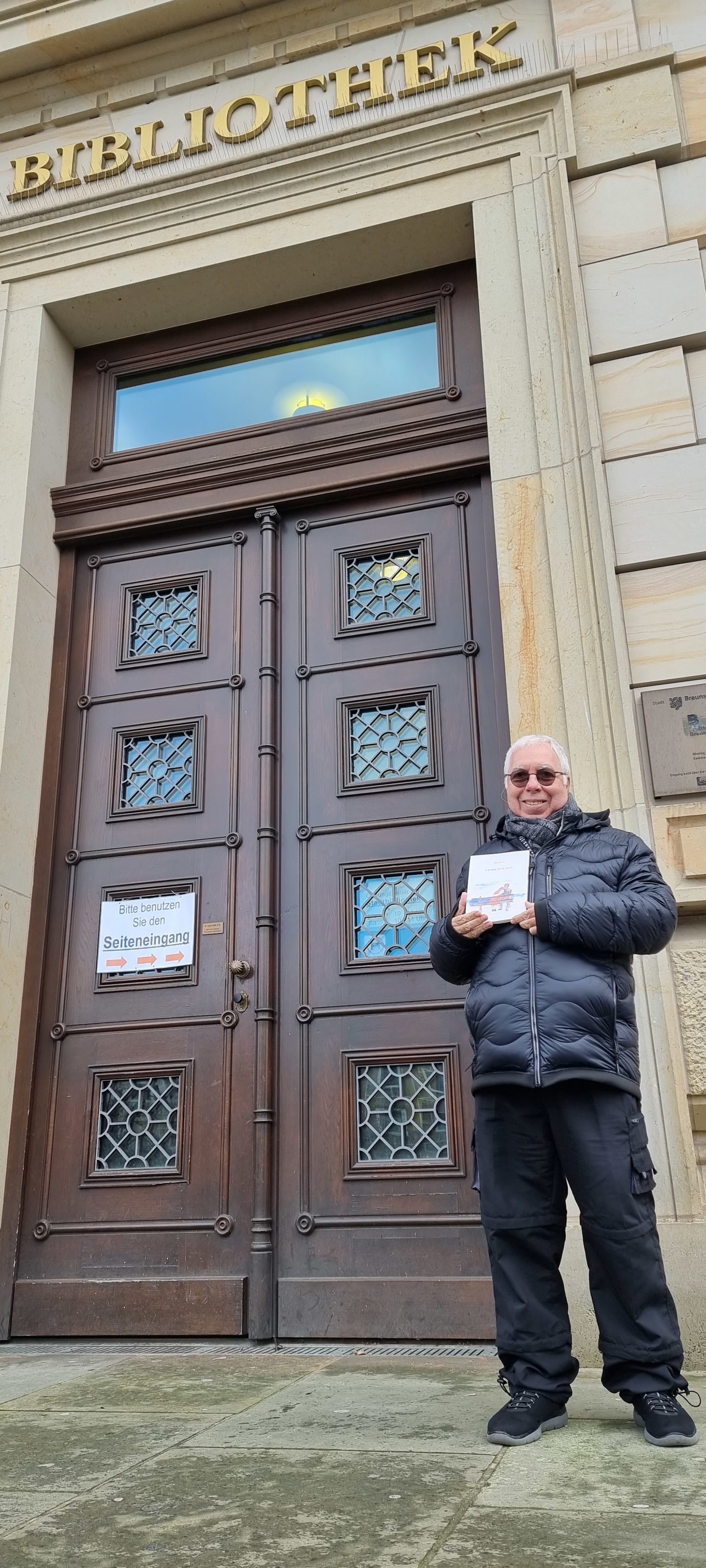 Yoram Igael schenkt der Stadtbibliothek seinen Gedichtband (Wird bei Klick vergrößert)