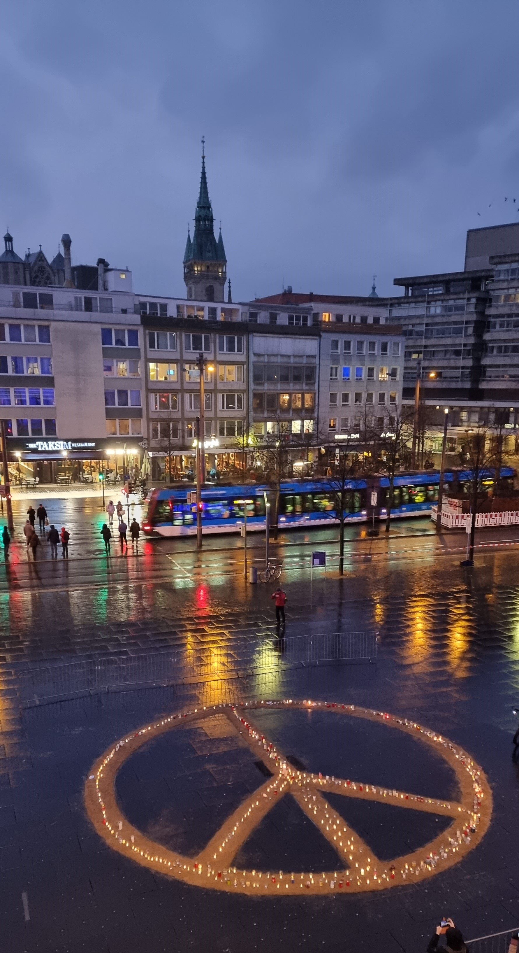 Peace-Zeichen auf dem Schlossplatz (Wird bei Klick vergrößert)