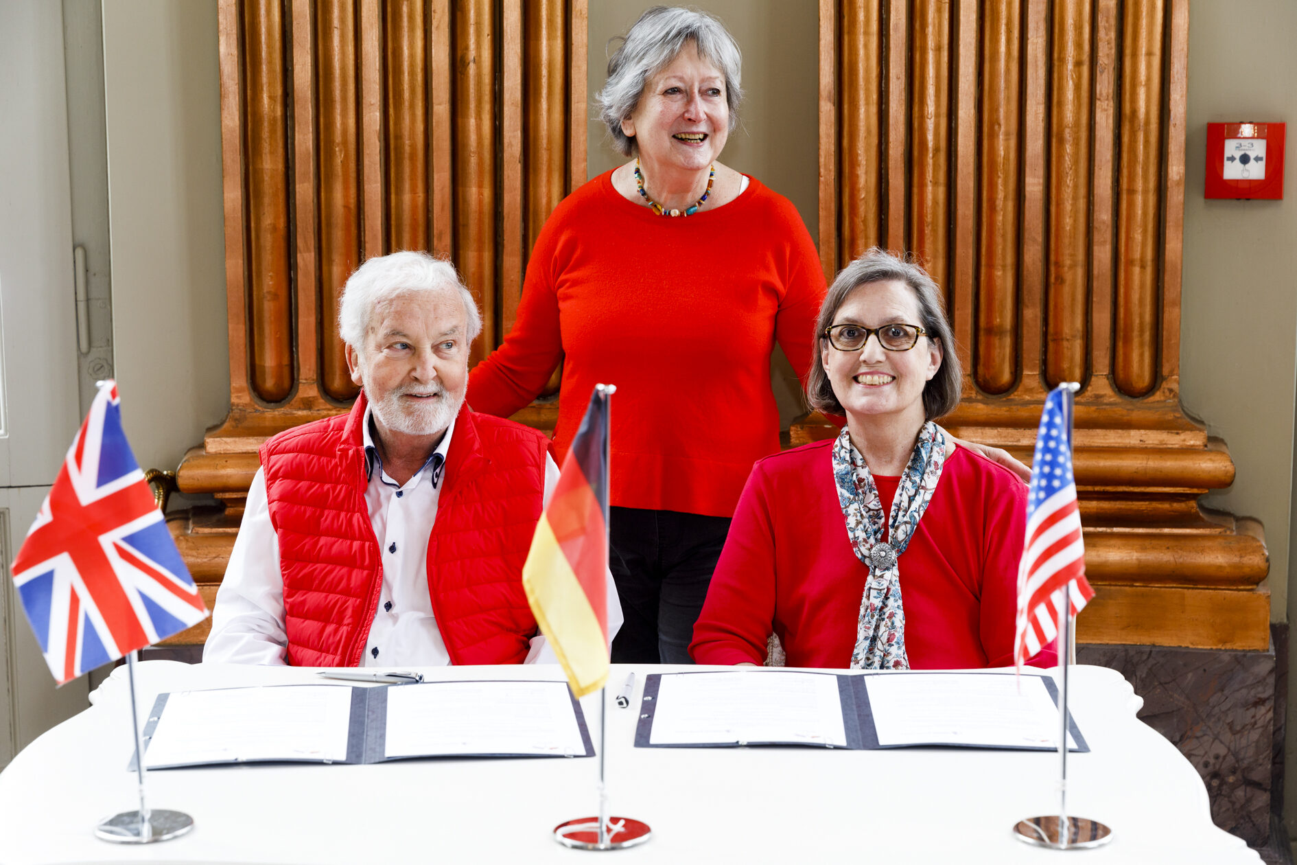 Paul Kavanagh, DEG, Judy Spencer, BBTA und Carol Stoltenberg, OSCA, nach der Unterzeichnung der Kooperationsvereinbarung. (Wird bei Klick vergrößert)