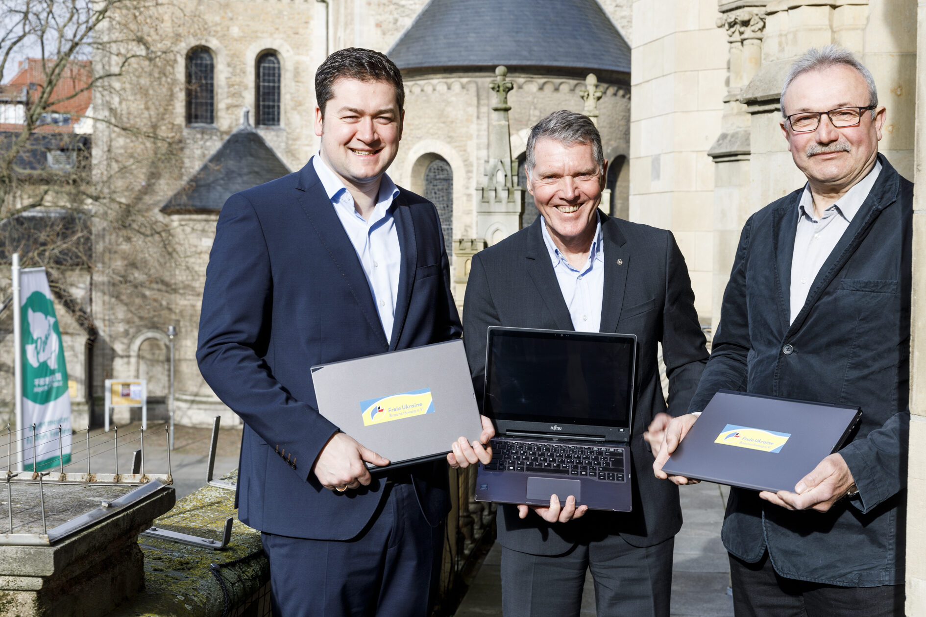 Oberbürgermeister Dr. Thorsten Kornblum und Igor Piroschik, Vorsitzender des Vereins Freie Ukraine nehmen von Knud Maywald, Vorstandsvorsitzender der Öffentlichen Versicherung Braunschweig, Laptops entgegen. (Wird bei Klick vergrößert)