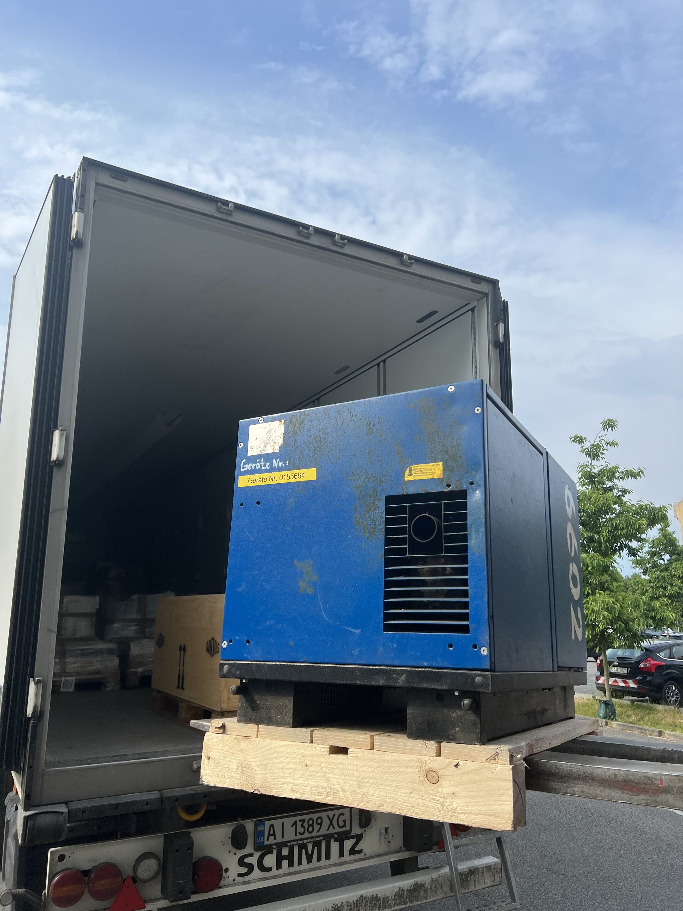 Ein von der BS Netz GmbH gespendeter Generator wird verladen. (Wird bei Klick vergrößert)