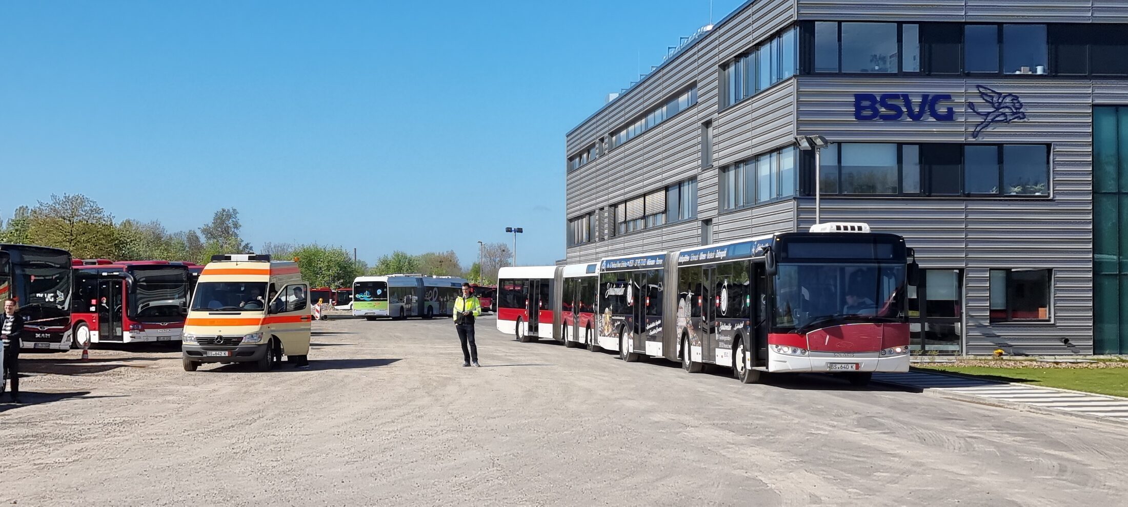 die gespendeten Fahrzeuge kurz vor der Abfahrt nach Bila Zerkwa. (Wird bei Klick vergrößert)