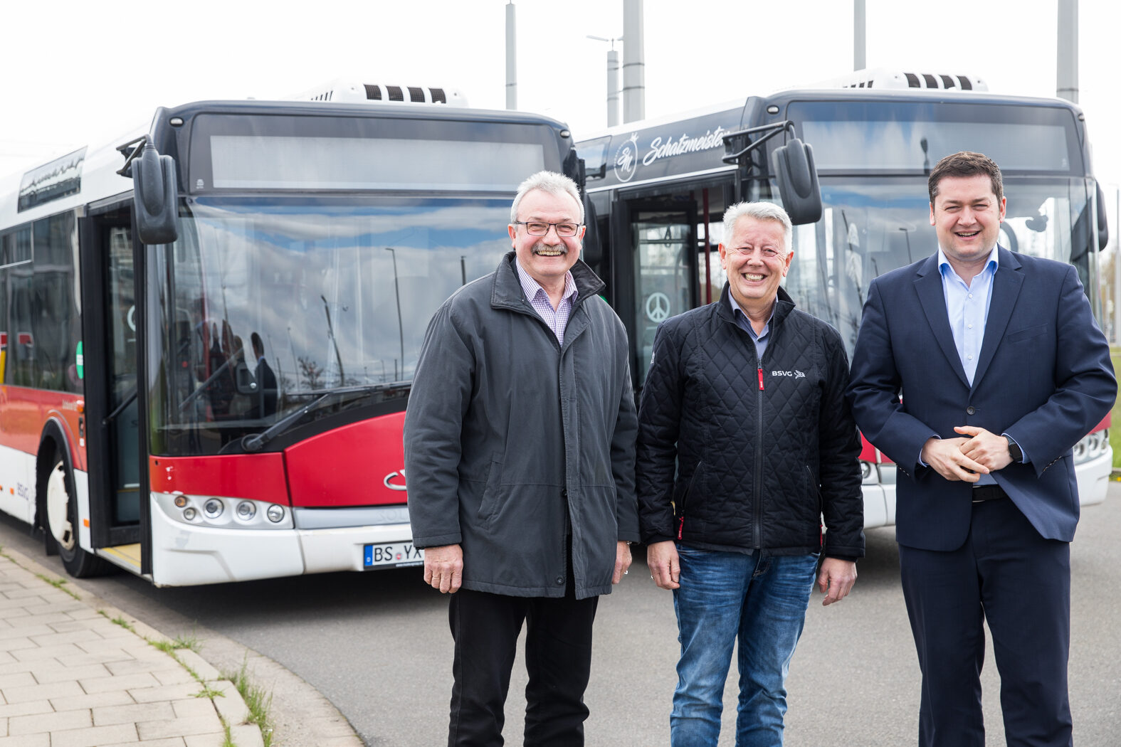 V.l. n. r. Igor Piroschik, Verein Freie Ukraine e.V., Jörg Reincke, Geschäftsführer der BSVG und Oberbürgermeister Dr. Thorsten Kornblum, bei der Übergabe der beiden Gelenkbusse. (Wird bei Klick vergrößert)