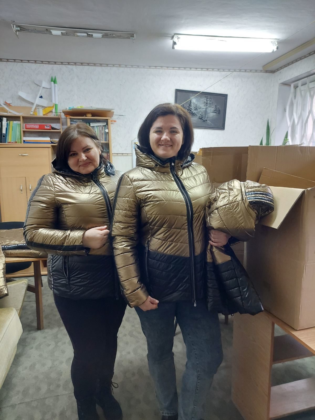 Bürgerinnen aus Bila Zerwka freuen sich über die gespendeten Jacken. (Wird bei Klick vergrößert)