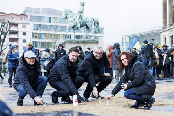 Propst Lars Dedekind, Oberbürgermeister Dr. Thorsten Kornblum , Igor Piroschik, Vorsitzender des Vereins Freie Ukraine Braunschweig e. V. und Nicole Kumpis, Vorständin des DRK Kreisverbands Braunschweig-Salzgitter e. V., entzünden gemeinsam die ersten Kerzen für das Peace-Zeichen auf dem Schlossplatz. (Wird bei Klick vergrößert)