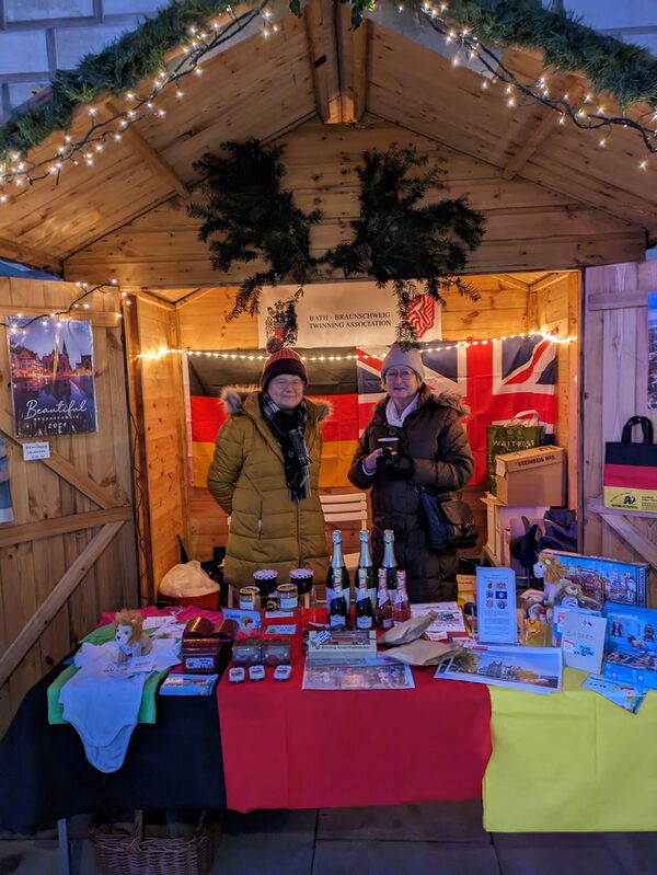 Anne und Judy Spencer, Vorsitzende der BBTA, am „Braunschweig-Stand“. (Wird bei Klick vergrößert)