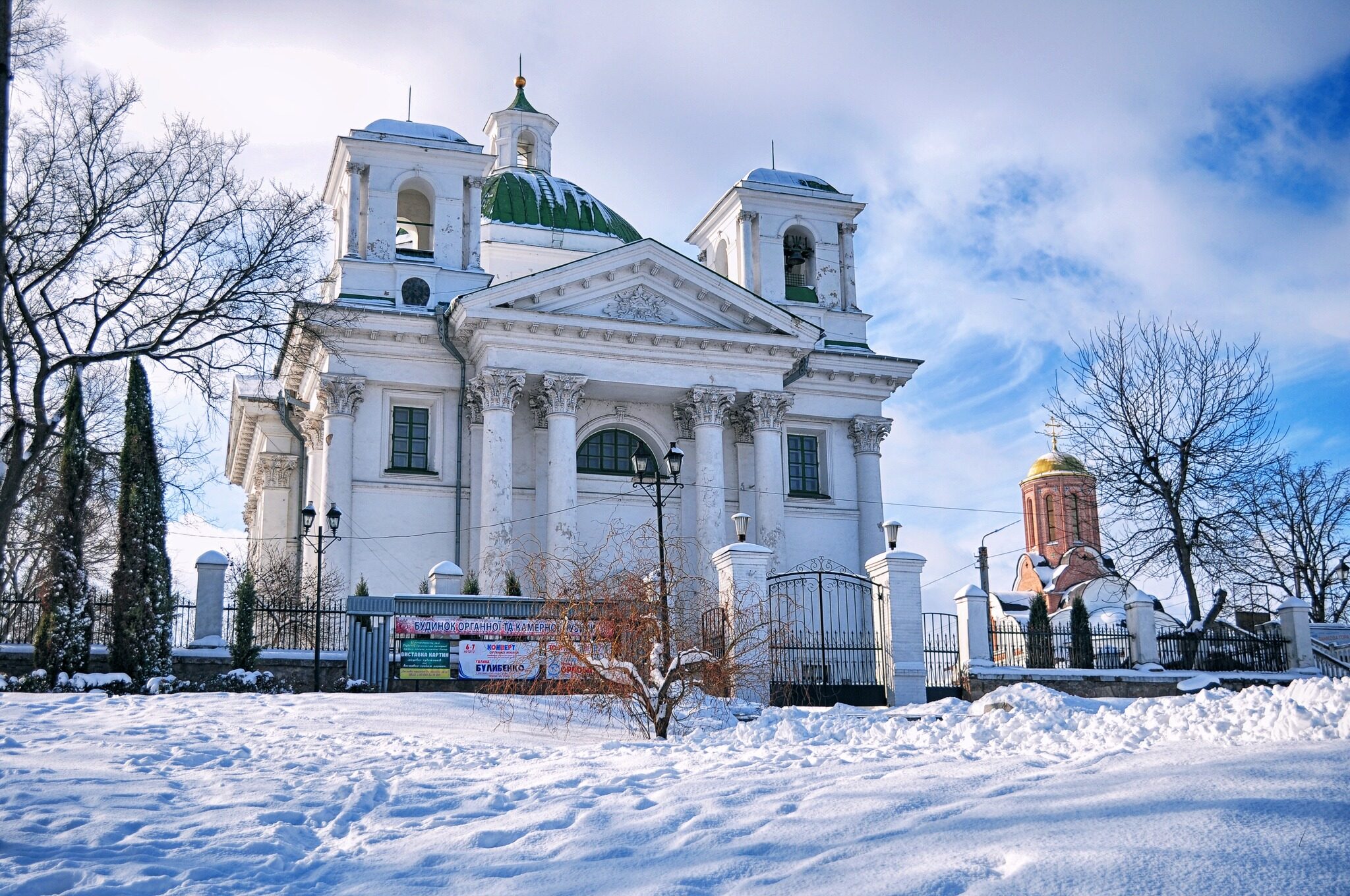 Johannes-der-Täufer-Kirche und Konzertsaal (Zoom on click)