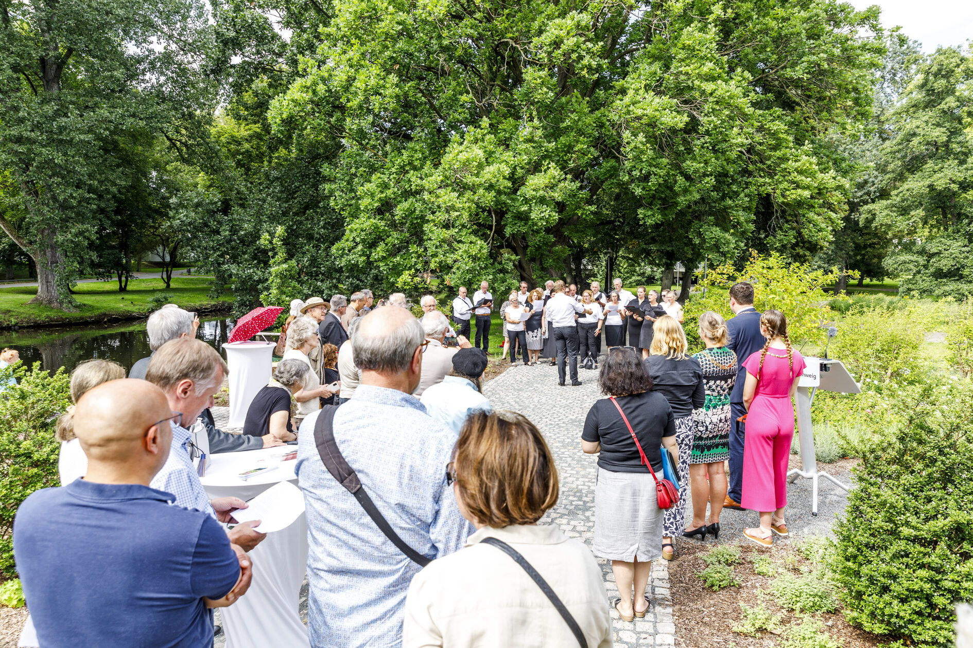 Einweihungszeremonie im Bürgerpark. (Wird bei Klick vergrößert)