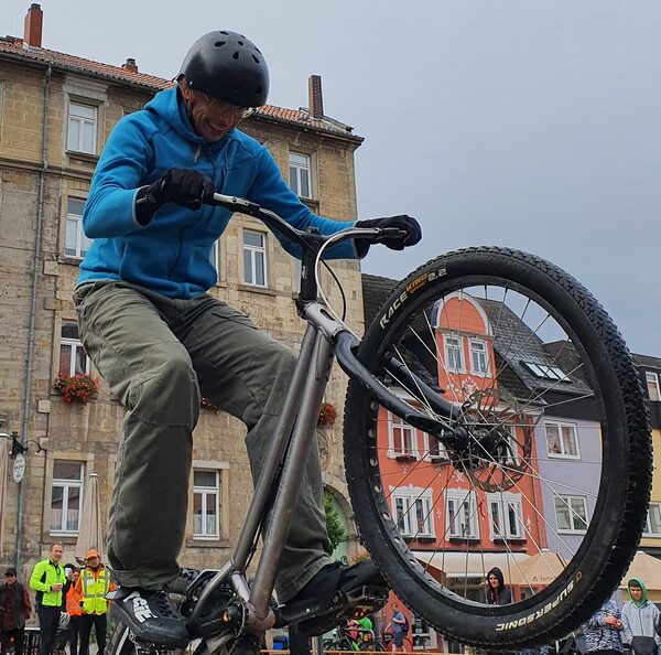 Jan Gorez von den „Bike Brothers“ in Aktion auf dem Marktplatz von Helmstedt. (Wird bei Klick vergrößert)