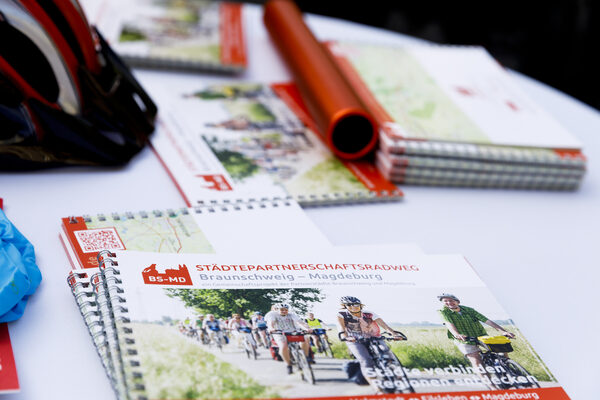 Informationsmaterial zum Städtepartnerschaftsradweg ist kostenlos erhältlich in den Tourist-Informationen und in den Stempelstellen entlang der Route. (Wird bei Klick vergrößert)