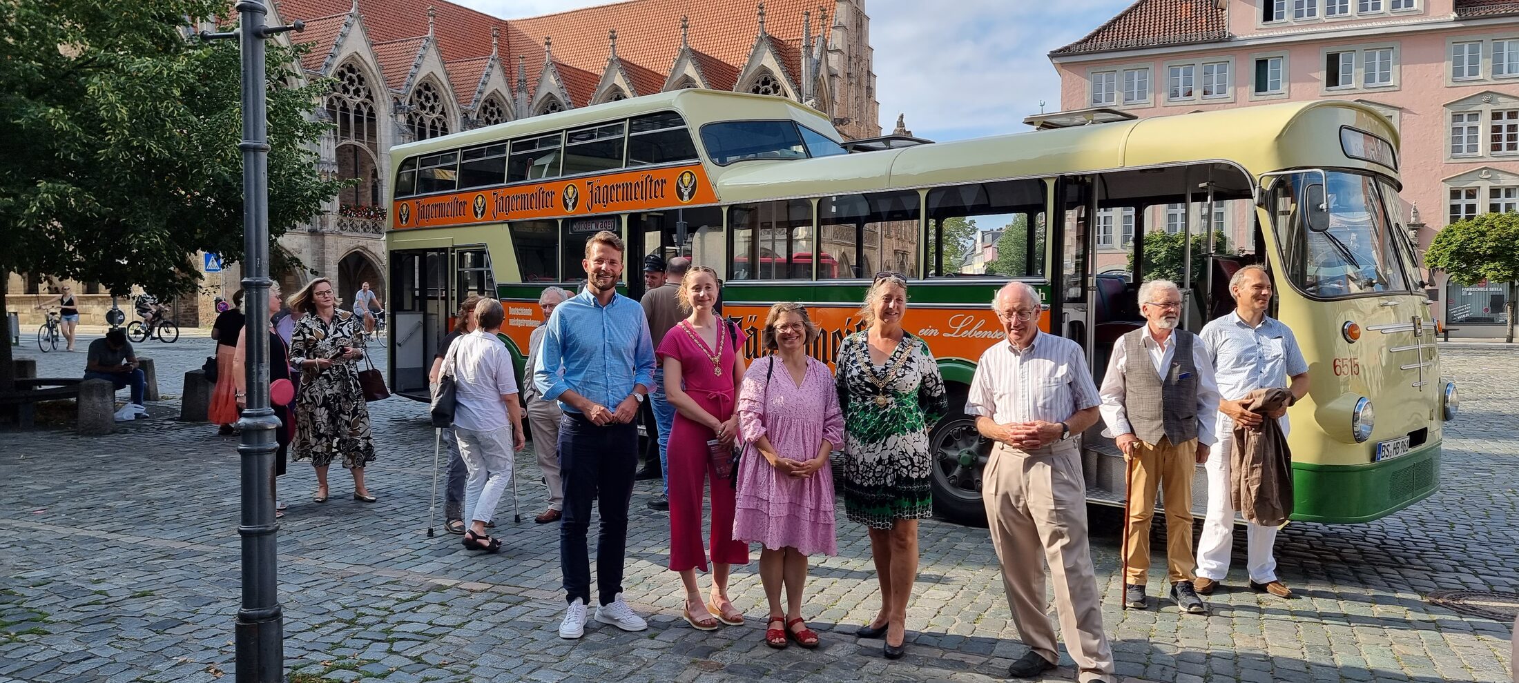 Stadtrundfahrt mit dem historischen Oldtimer-Bus. (Wird bei Klick vergrößert)